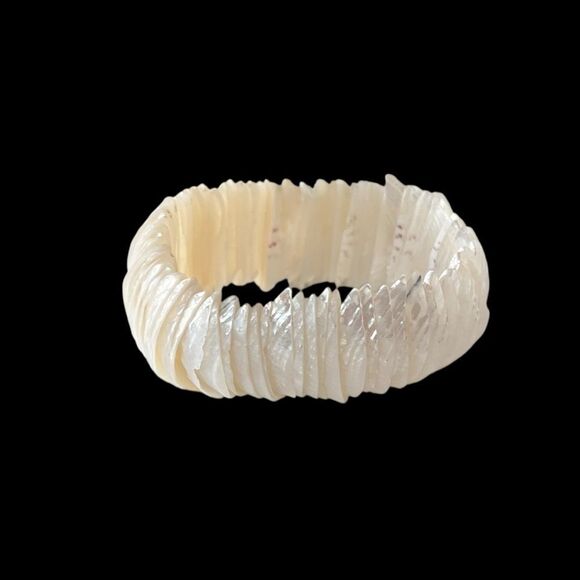 Vintage Mother Of Pearl Luster Shell Stretch Bracelet - Picture 2 of 4